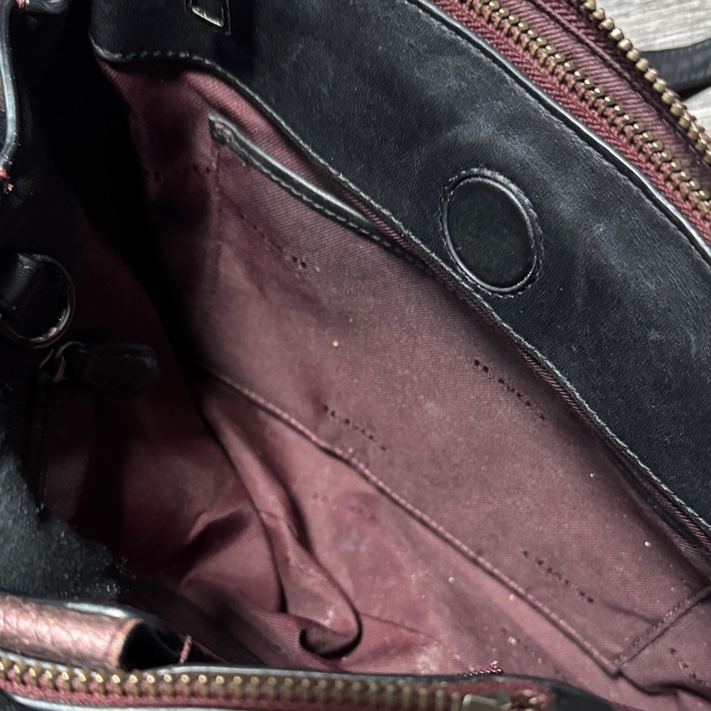 Coach Stanton Carryall 26 in metallic pebbled leather. - Picture 12 of 15